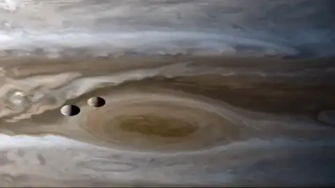 Las impresionantes imágenes de las lunas de Júpiter capturadas por la sonda Cassini Las impresionantes imágenes de las lunas de Júpiter capturadas por la sonda Cassini