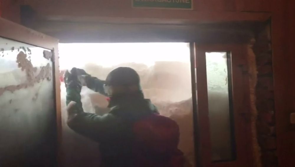 Tres meteorólogos se quedan atrapados por la tormenta de nieve que querían estudiar