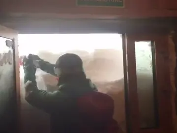 Tres meteorólogos se quedan atrapados por la tormenta de nieve que querían estudiar Tres meteorólogos se quedan atrapados por la tormenta de nieve que querían estudiar
