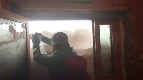Tres meteorólogos se quedan atrapados por la tormenta de nieve que querían estudiar Tres meteorólogos se quedan atrapados por la tormenta de nieve que querían estudiar