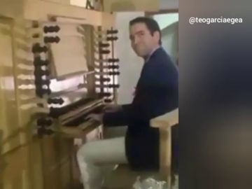 Egea se atreve a tocar el piano y responde a Puigdemont a ritmo del himno de España