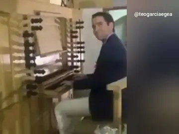 Egea se atreve a tocar el piano y responde a Puigdemont a ritmo del himno de España Egea se atreve a tocar el piano y responde a Puigdemont a ritmo del himno de España