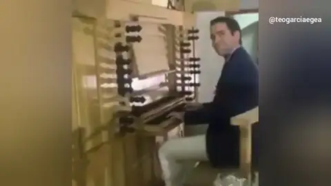 Egea se atreve a tocar el piano y responde a Puigdemont a ritmo del himno de España Egea se atreve a tocar el piano y responde a Puigdemont a ritmo del himno de España