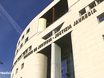 El Ayuntamiento de Pamplona recurrirá la decisión de la Audiencia de Navarra por la puesta en libertad provisional a los miembros de 'La Manada' El Ayuntamiento de Pamplona recurrirá la decisión de la Audiencia de Navarra por la puesta en libertad provisional a los miembros de 'La Manada'