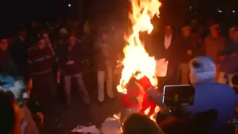 Un muerto y decenas de heridos tras las protestas contra el acceso de dos mujeres a un templo en India Un muerto y decenas de heridos tras las protestas contra el acceso de dos mujeres a un templo en India