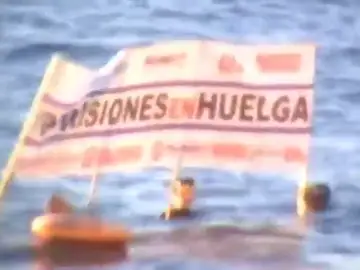 Funcionarios de prisiones se bañan con pancartas en la playa frente a la residencia de Sánchez Funcionarios de prisiones se bañan con pancartas en la playa frente a la residencia de Sánchez