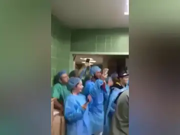 Un equipo médico celebra el Año Nuevo mientras una mujer da a luz Un equipo médico celebra el Año Nuevo mientras una mujer da a luz