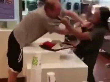 Agrede a una camarera porque no había pajitas para su bebida Agrede a una camarera porque no había pajitas para su bebida