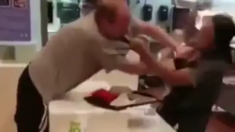 Agrede a una camarera porque no había pajitas para su bebida Agrede a una camarera porque no había pajitas para su bebida