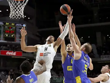 Gustavo Ayón pelea por un balón Gustavo Ayón pelea por un balón