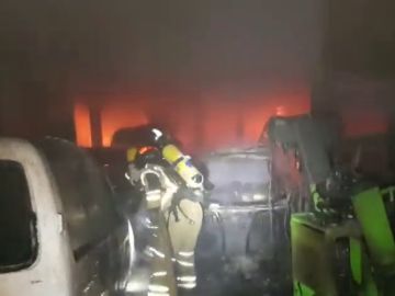 Un incendio en La Almunia destruye un taller y obliga a desalojar dos viviendas 