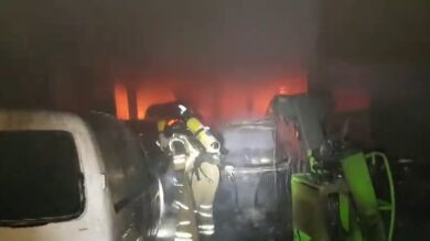 Un impresionante incendio en La Almunia destruye un taller y obliga a desalojar dos viviendas 