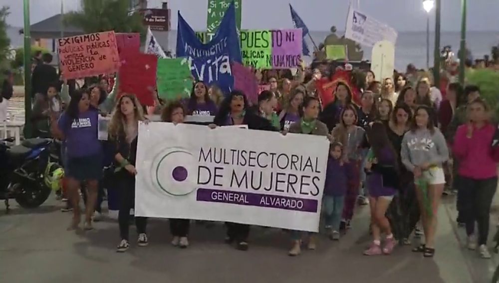 Cinco jóvenes violan a una menor de 14 años en Argentina
