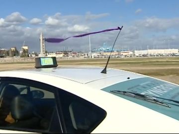 Los taxistas de Algeciras tiñen las calles de morado