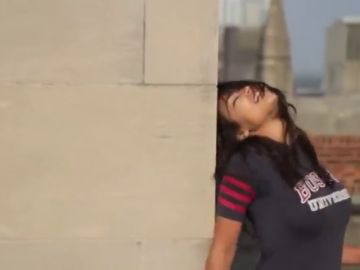 Un video de la congresista Alexandria Ocasio-Cortez bailando en el techo de un edificio se vuelve viral