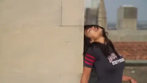 Un video de la congresista Alexandria Ocasio-Cortez bailando en el techo de un edificio se vuelve viral Un video de la congresista Alexandria Ocasio-Cortez bailando en el techo de un edificio se vuelve viral