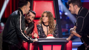 Fonsi, Orozco, Paulina y Pablo hablando en 'La Voz'