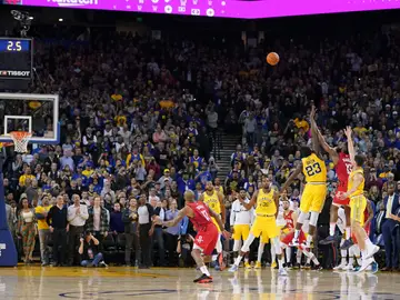 James Harden anotando el triple que dio la victoria a los Houston Rockets James Harden anotando el triple que dio la victoria a los Houston Rockets
