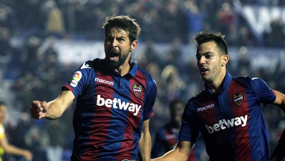 Coke celebra su gol con el Levante