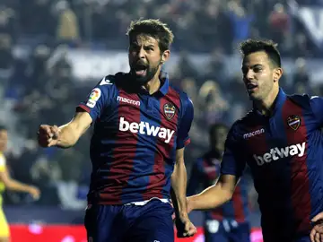 Coke celebra su gol con el Levante Coke celebra su gol con el Levante