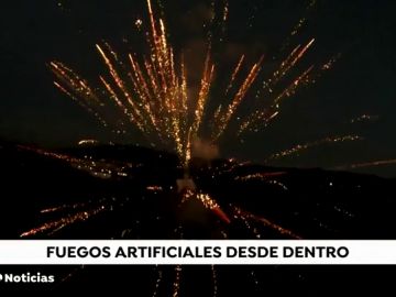 La espectacular imagen grabada por un dron de los fuegos artificiales de Año Nuevo en la localidad barcelonesa de La Roca del Vallés
