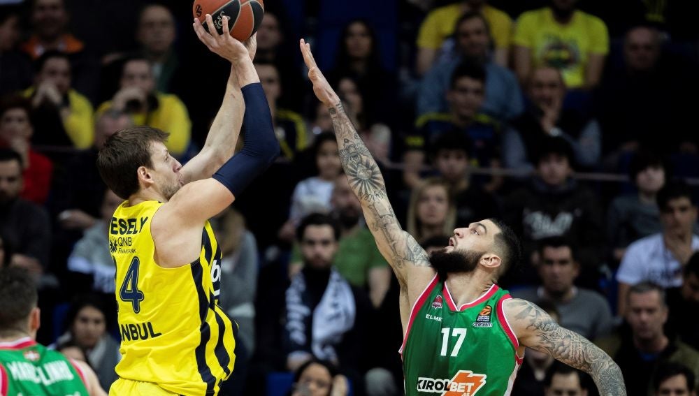 Poirier intenta anotar ante la defensa de Vesely