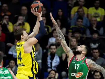 Poirier intenta anotar ante la defensa de Vesely Poirier intenta anotar ante la defensa de Vesely