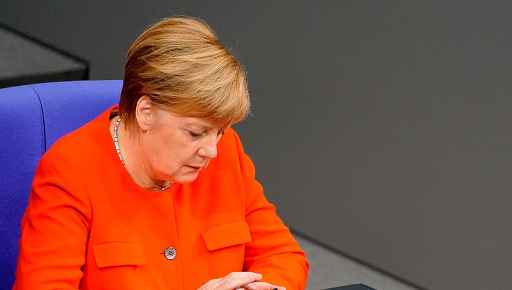 Fotografía de archivo que muestra a la canciller alemana, Angela Merkel, mientras utiliza su teléfono móvil 