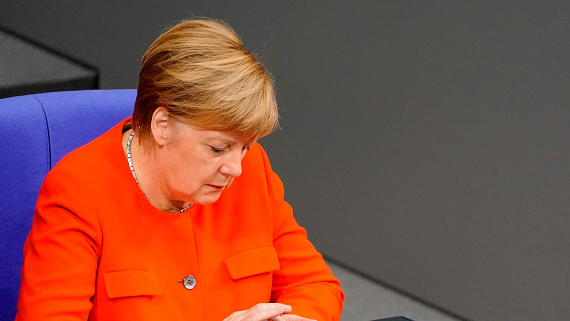 Fotografía de archivo que muestra a la canciller alemana, Angela Merkel, mientras utiliza su teléfono móvil Fotografía de archivo que muestra a la canciller alemana, Angela Merkel, mientras utiliza su teléfono móvil
