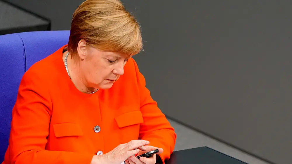Fotograf&iacute;a de archivo que muestra a la canciller alemana, Angela Merkel, mientras utiliza su tel&eacute;fono m&oacute;vil 