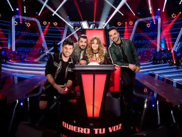 Los coaches de la voz en un sillón del plató Los coaches de la voz en un sillón del plató