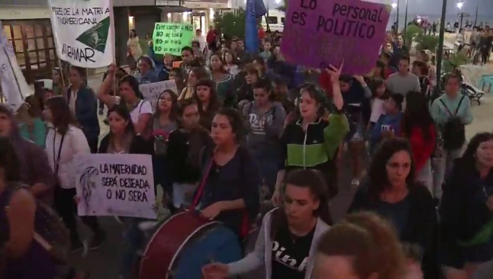 500 personas se manifiestan en Buenos Aires en repudia a una violación a una menor en Nochevieja