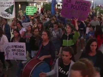 500 personas se manifiestan en Buenos Aires en repudia a una violación a una menor en Nochevieja