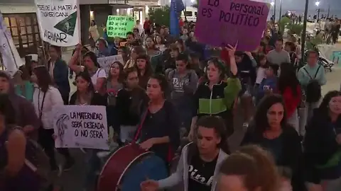 500 personas se manifiestan en Buenos Aires en repudia a una violación a una menor en Nochevieja 500 personas se manifiestan en Buenos Aires en repudia a una violación a una menor en Nochevieja