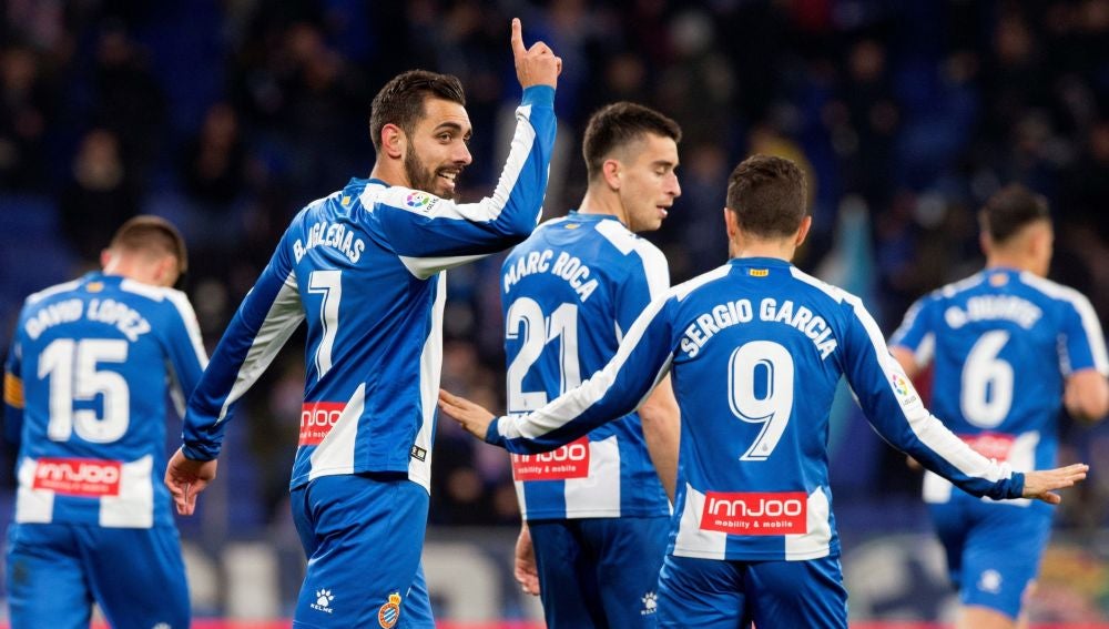 Borja Iglesias celebra junto a sus compañeros su gol con el Espanyol