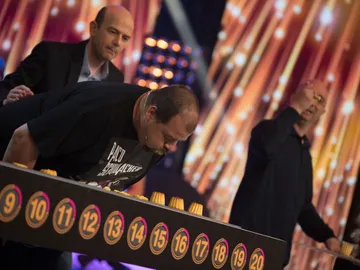 El duelo de flanes más surrealista de la historia protagonizado por la hipnosis El duelo de flanes más surrealista de la historia protagonizado por la hipnosis