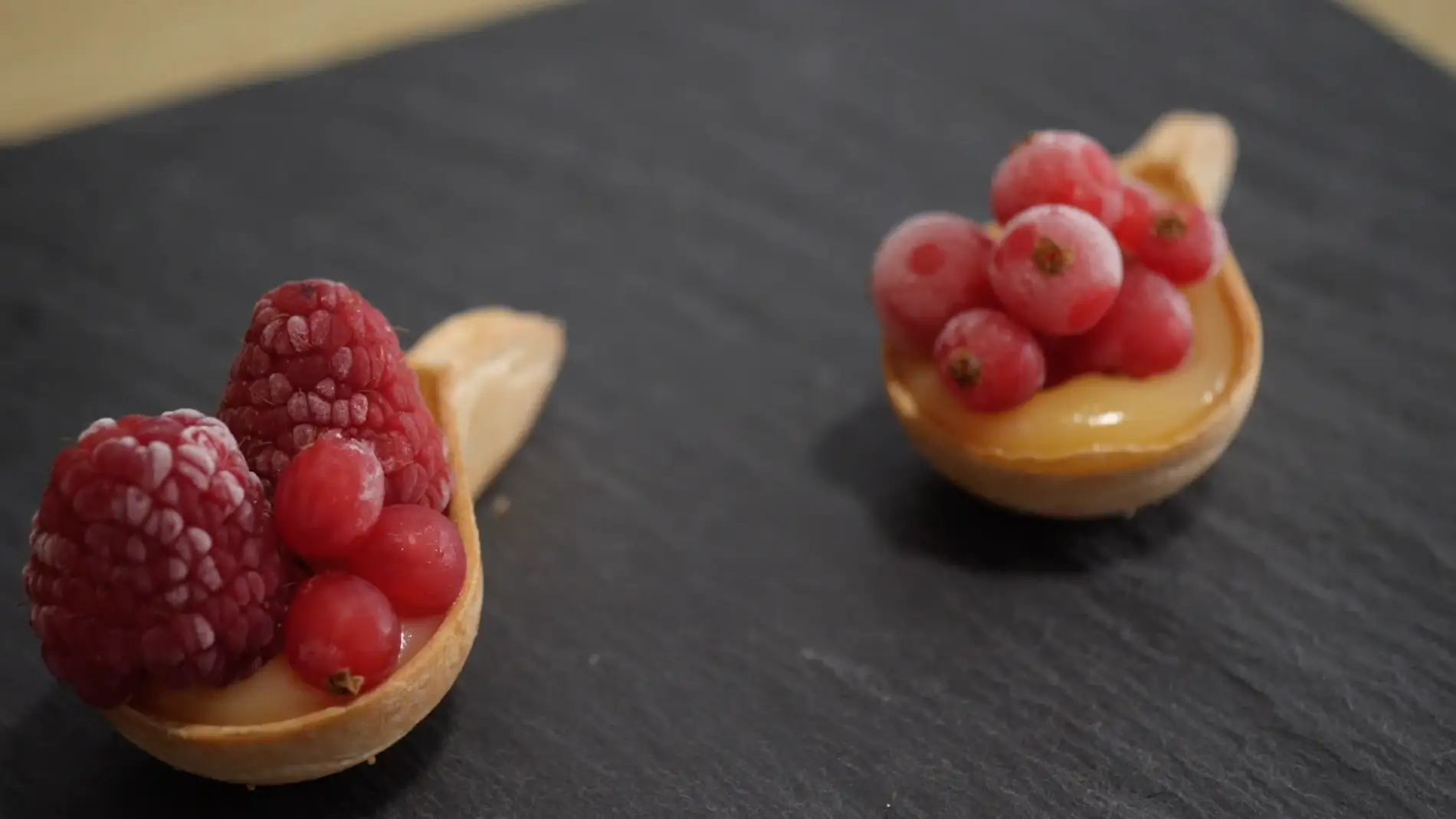 Tartaletas de limón con frutos rojos