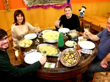 Idoia Mendia defiende su foto de Navidad con Arnaldo Otegi y afirma estar "indignada" ante las críticas Idoia Mendia defiende su foto de Navidad con Arnaldo Otegi y afirma estar "indignada" ante las críticas