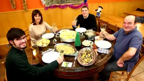 Idoia Mendia defiende su foto de Navidad con Arnaldo Otegi y afirma estar "indignada" ante las críticas Idoia Mendia defiende su foto de Navidad con Arnaldo Otegi y afirma estar "indignada" ante las críticas