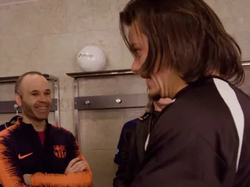 Los fans del F.C. Barcelona no reconocen a sus ídolos tras someterse a la hipnosis de Jeff Los fans del F.C. Barcelona no reconocen a sus ídolos tras someterse a la hipnosis de Jeff