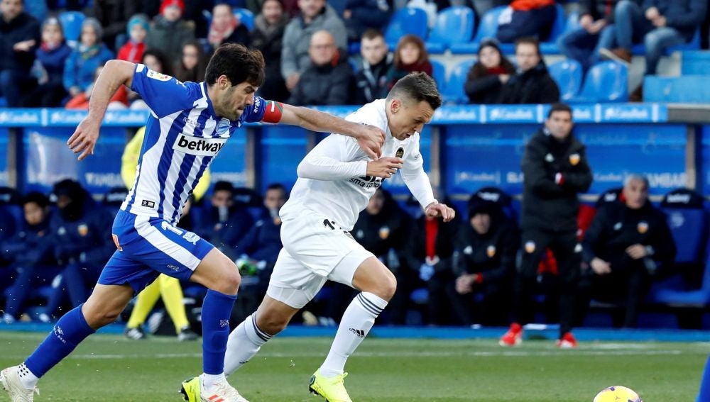 Manu García pelea el balón con Cheryshev
