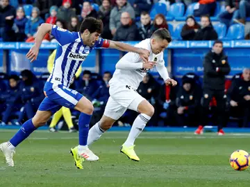 Manu García pelea el balón con Cheryshev Manu García pelea el balón con Cheryshev