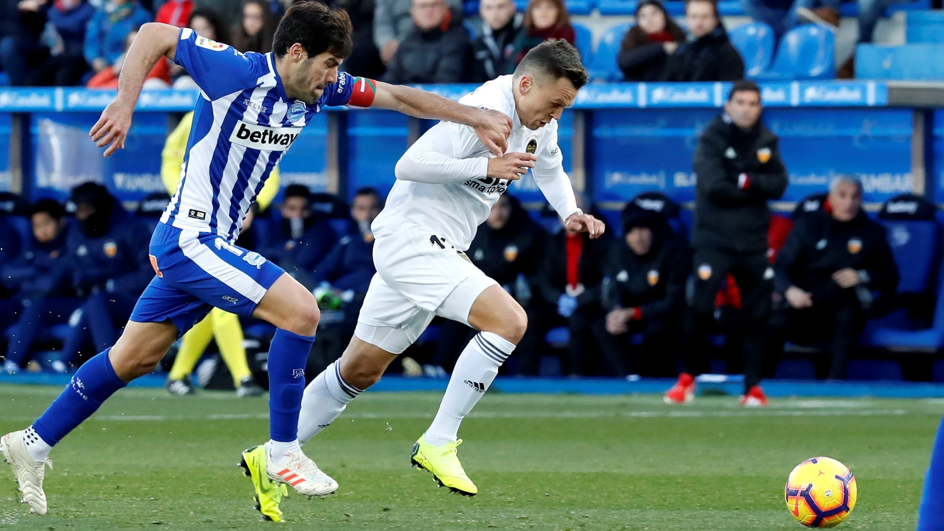 Manu García pelea el balón con Cheryshev Manu García pelea el balón con Cheryshev