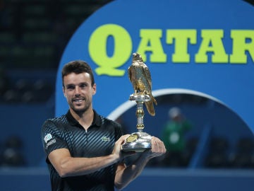Roberto Bautista posa sonriente con su título en Doha