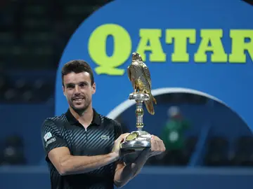 Roberto Bautista posa sonriente con su título en Doha Roberto Bautista posa sonriente con su título en Doha