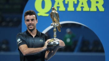 Roberto Bautista posa sonriente con su título en Doha