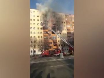 Un bebé, en estado crítico tras el incendio de un bloque de viviendas en Badalona