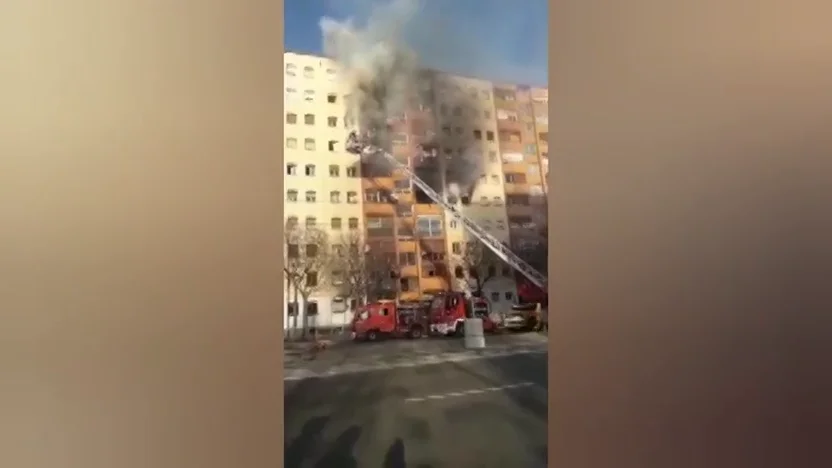 Un bebé, en estado crítico tras el incendio de un bloque de viviendas en Badalona Un bebé, en estado crítico tras el incendio de un bloque de viviendas en Badalona