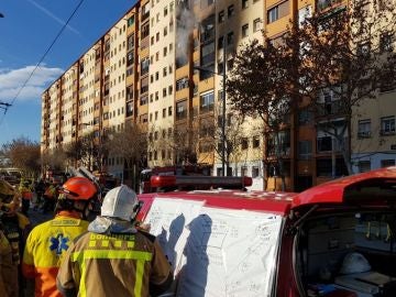 Bomberos trabajando en el incendio de Badalona