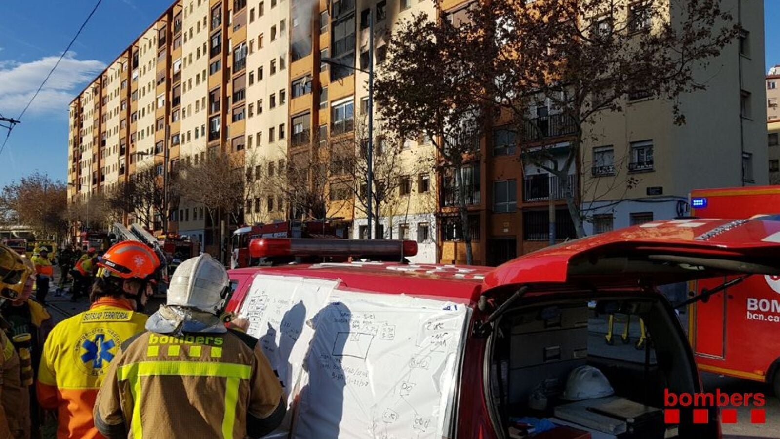 Un incendio en un edificio de Badalona deja tres muertos y una quincena de heridos